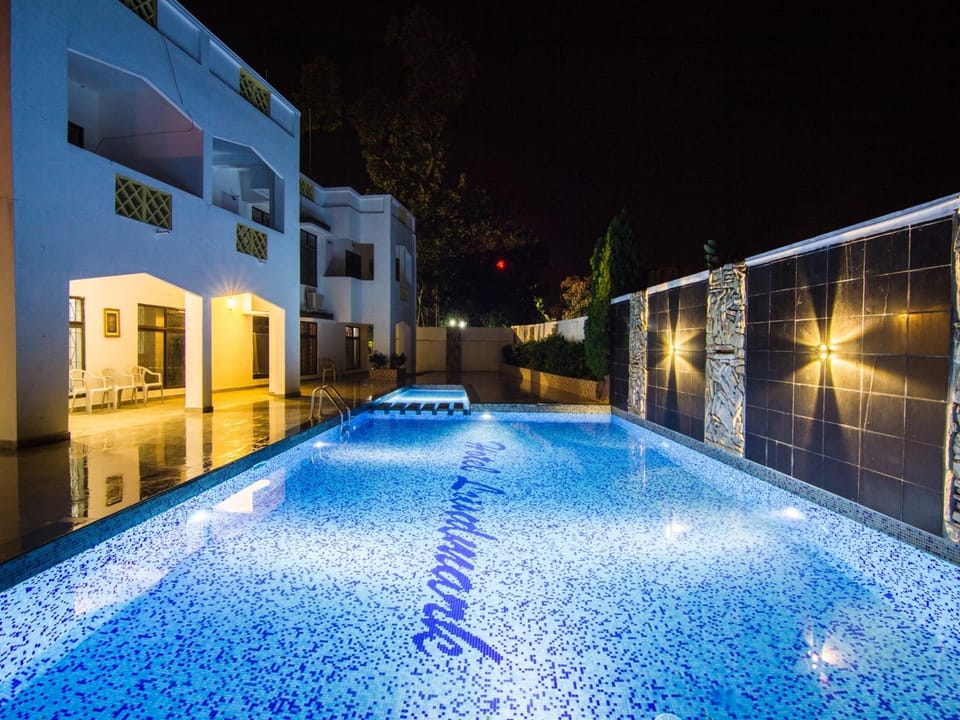 Swimming pool [outdoor]