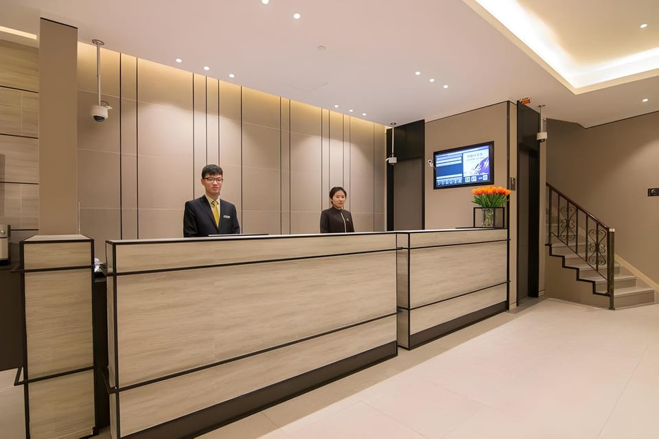 Home Inn Plus Shanghai the Bund Sichuan North Road Metro Station Hotel in Shanghai