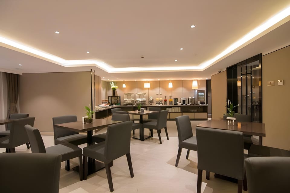 Home Inn Plus Shanghai the Bund Sichuan North Road Metro Station Hotel in Shanghai
