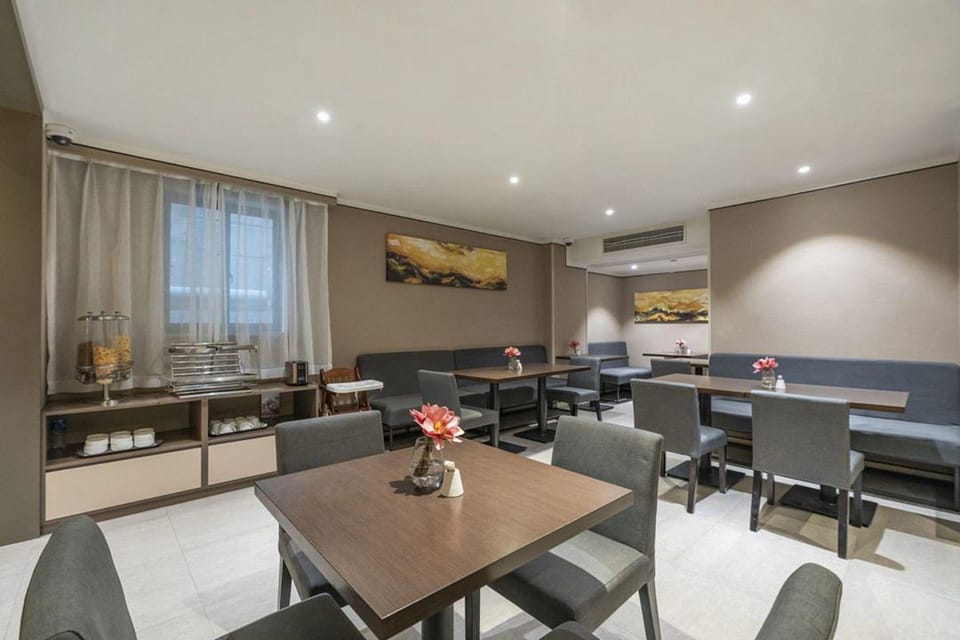 Home Inn Plus Shanghai Hongqiao Road Metro Station Hotel in Shanghai