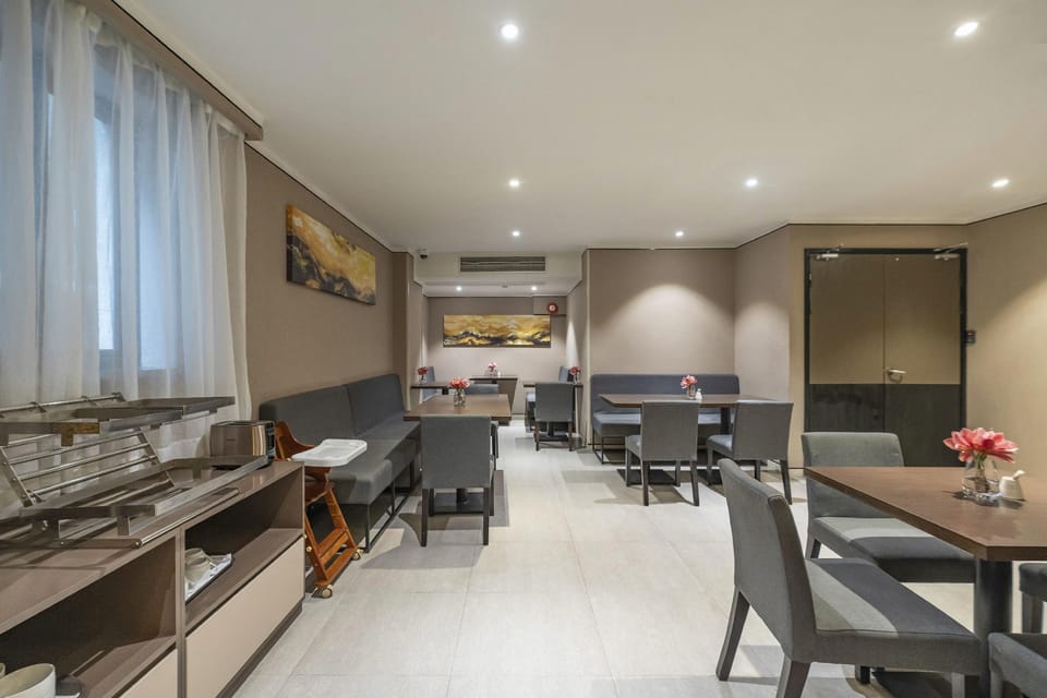 Home Inn Plus Shanghai Hongqiao Road Metro Station Hotel in Shanghai