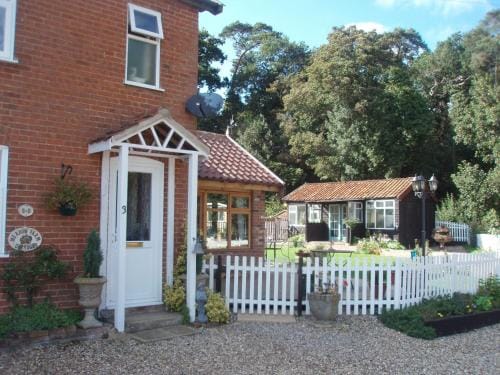 Meadow Farm Cottage Hotel in South Norfolk District