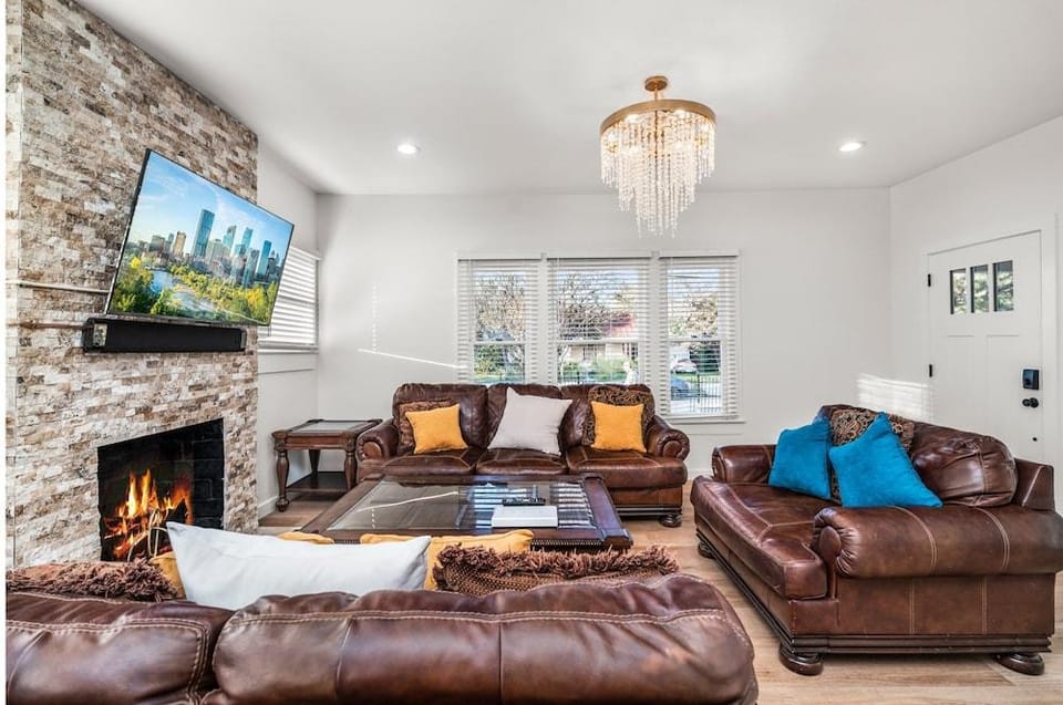 Bold Bright 4br/3.5full Baths Near Riverwalk Dtown Hotel in San Antonio