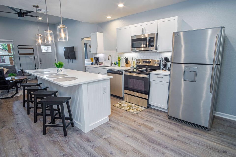 Escape to 4br/3ba Brand New Downtown Home Hotel in San Antonio