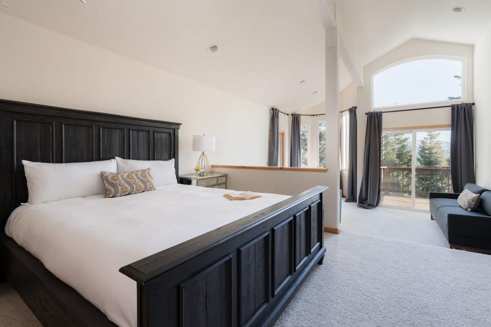 Sparrow by Avantstay Modern Mountain Retreat w/ Hot Tub, Pool Table & Games! Hotel in Truckee