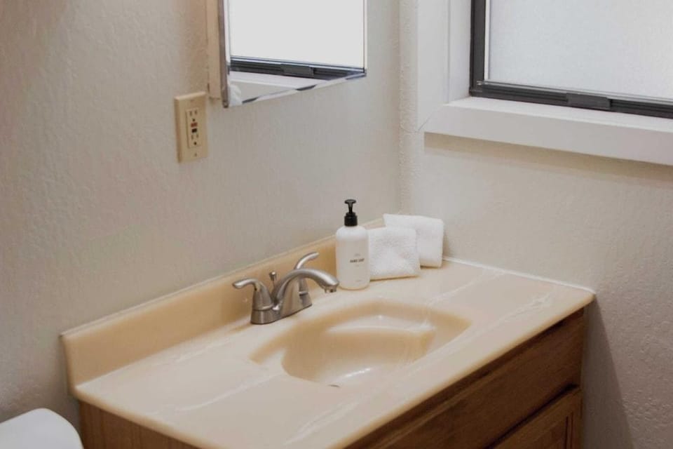 Aster by Avantstay Classic Kings Beach Cottage In The Of North Shore Hotel in Kings Beach