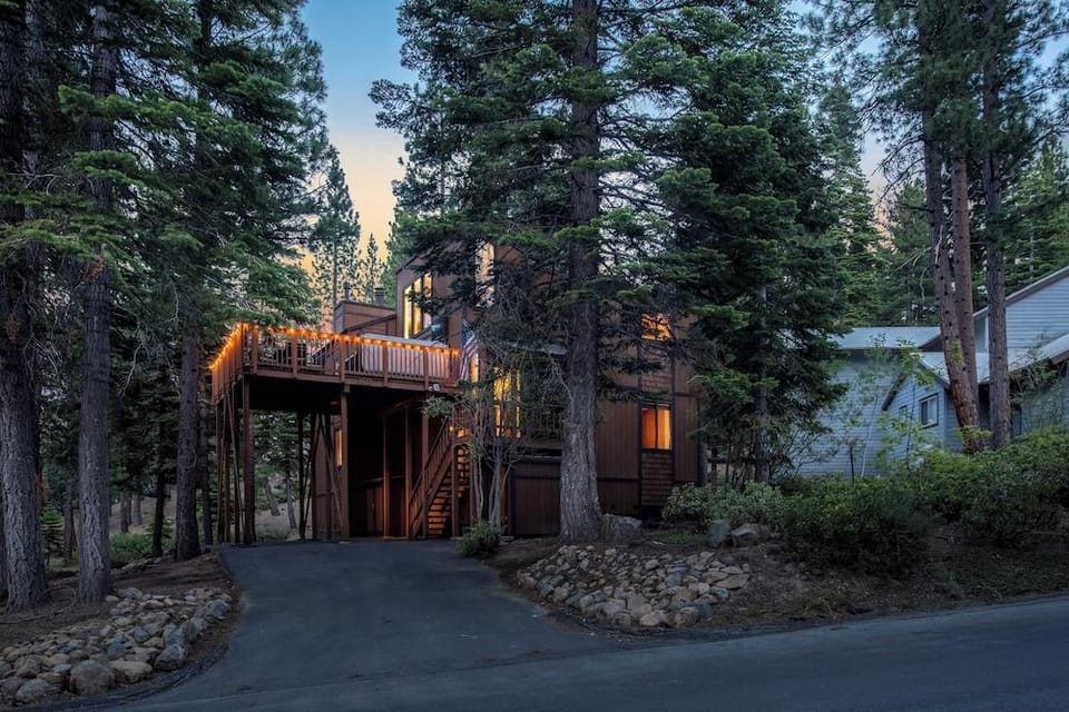 Wolfe by Avantstay 5mins Northstar! w/ Hot Tub, Fireplace, 2 Private Decks! Hotel in Northstar Drive