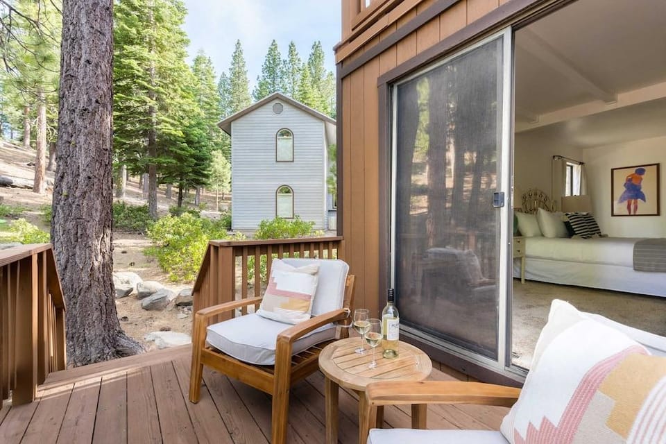Wolfe by Avantstay 5mins Northstar! w/ Hot Tub, Fireplace, 2 Private Decks! Hotel in Northstar Drive
