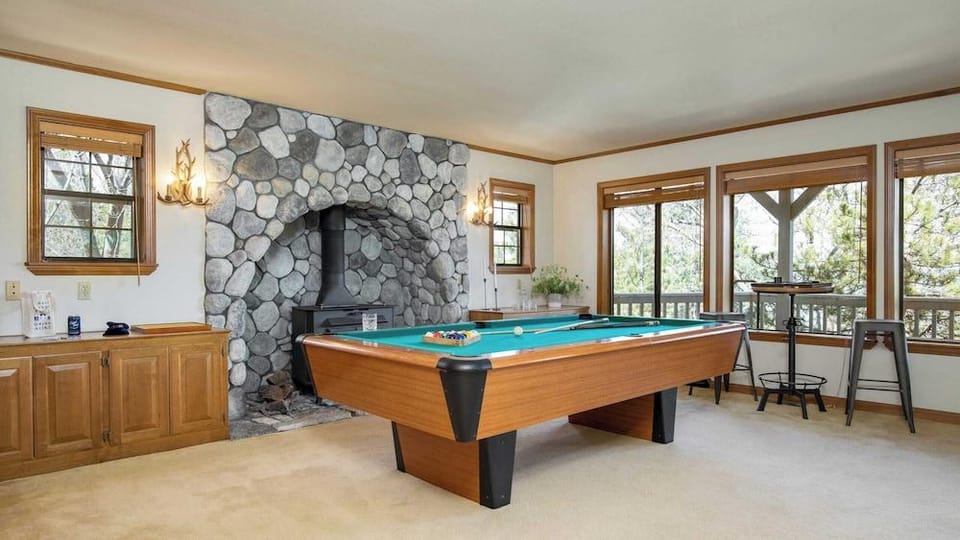Pollock by Avantstay Stunning Views w/ Movie Room, Hot Tub, Game Room & Large Balcony Hotel in Lake Arrowhead