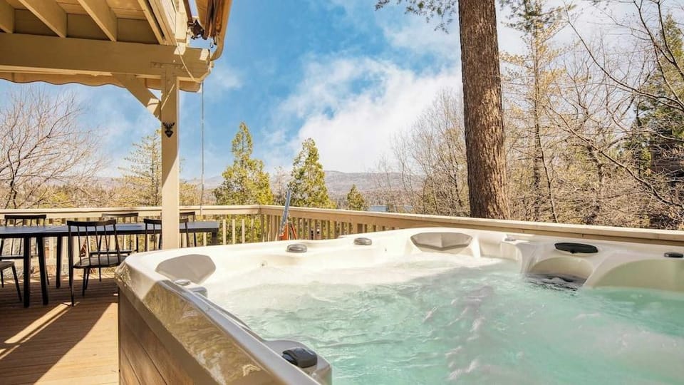 Pollock by Avantstay Stunning Views w/ Movie Room, Hot Tub, Game Room & Large Balcony Hotel in Lake Arrowhead