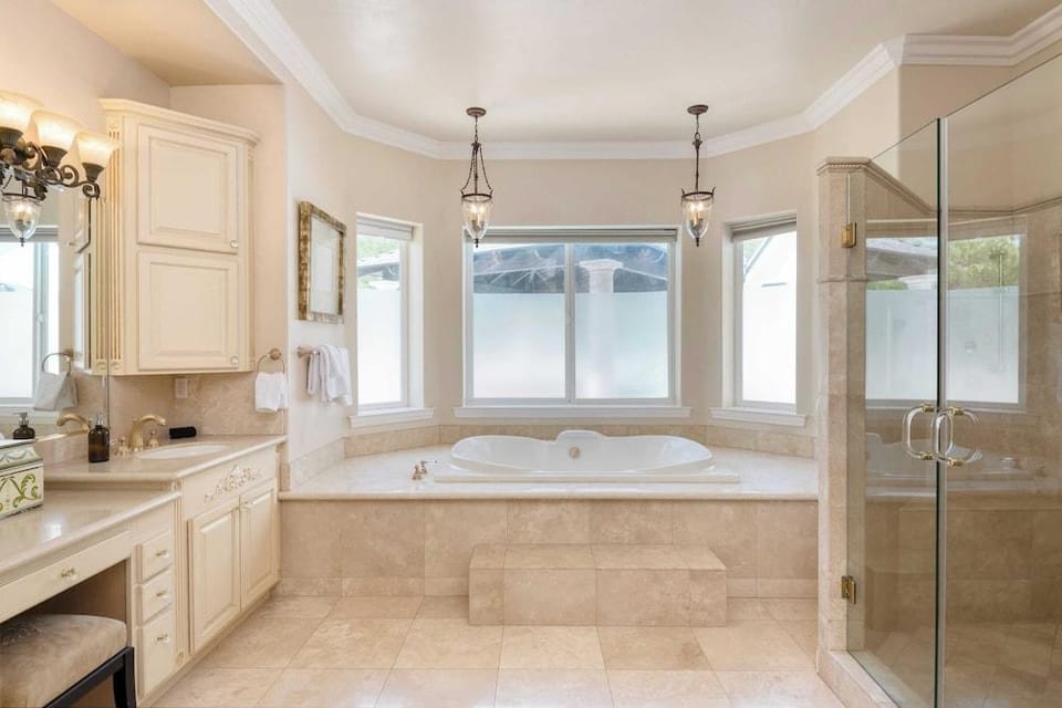 Grand Contento by Avantstay Extraordinary Estate w/ Pool & Movie Room Hotel in Temecula