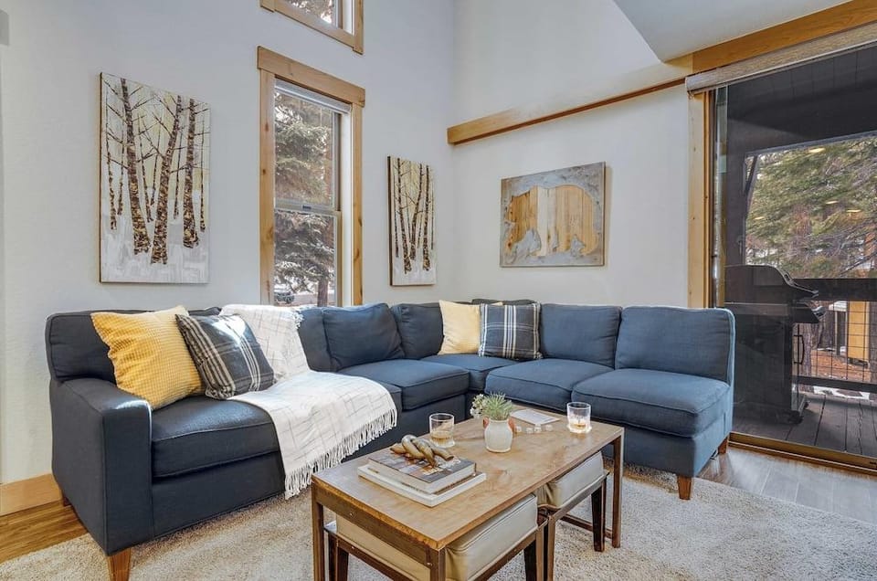 Arroyo by Avantstay Peaceful Mountain Townhouse w/ Large Private Balcony Hotel in Northstar Drive
