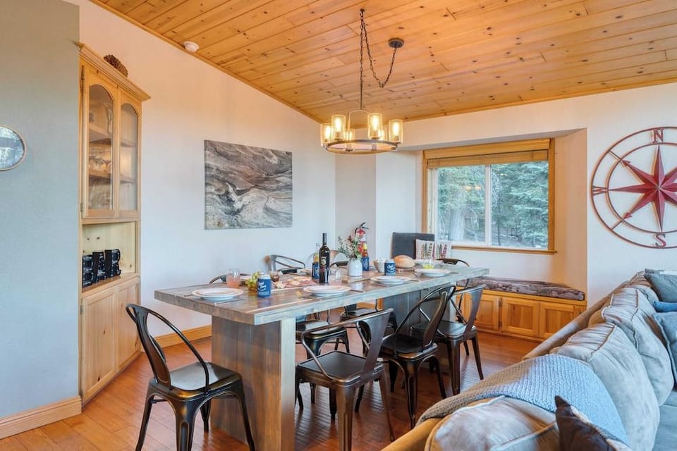 Golden Summit by Avantstay Stunning Secluded Cabin w/ Access to Tahoe Donner Hotel in Truckee