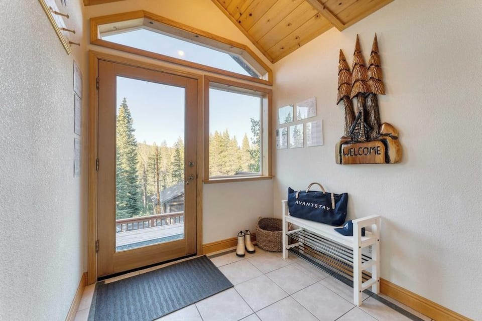 Golden Summit by Avantstay Stunning Secluded Cabin w/ Access to Tahoe Donner Hotel in Truckee