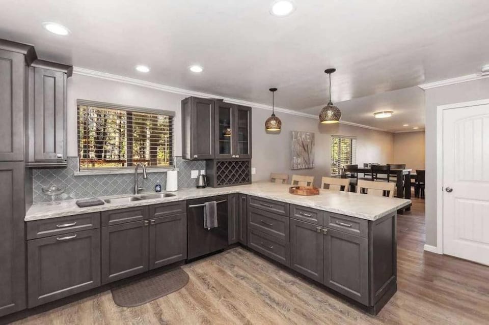 Dawn and Dusk by Avantstay Modern Cabin in Great Location w/ Home Theatre Hotel in Big Bear
