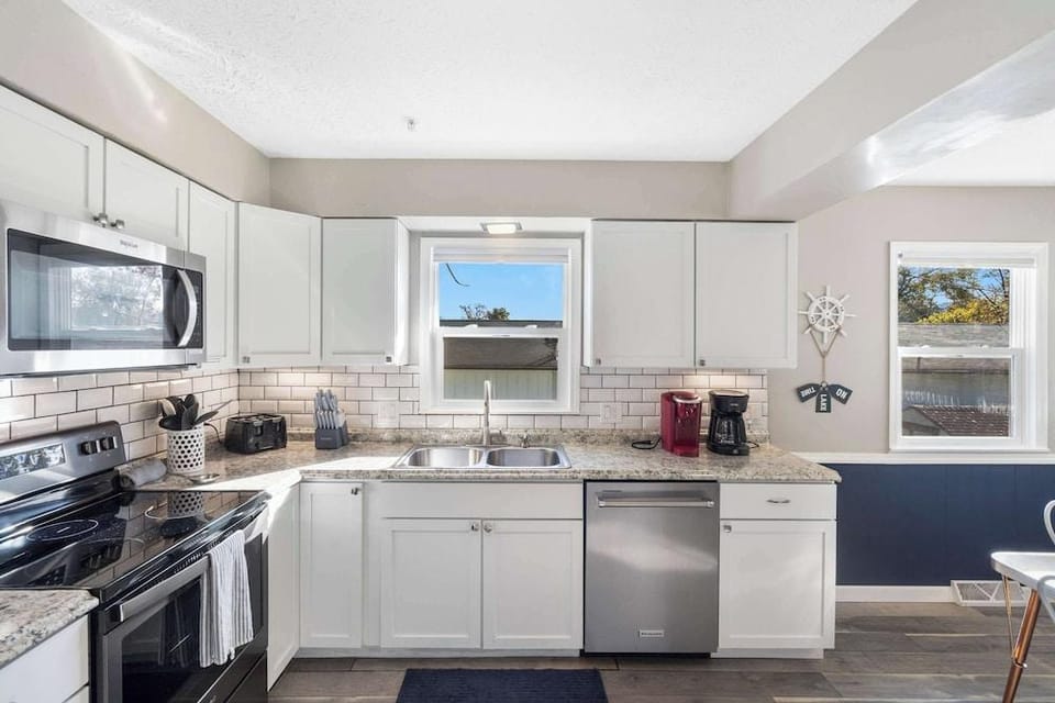 Branson Downtown Beauty - 4 BDR Home Sleeps 15 Hotel in Hollister