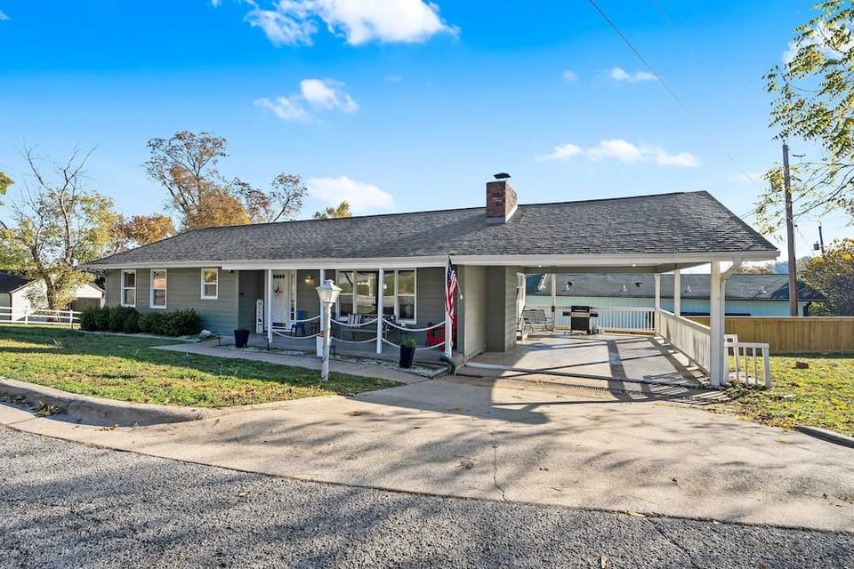 Branson Downtown Beauty - 4 BDR Home Sleeps 15 Hotel in Hollister