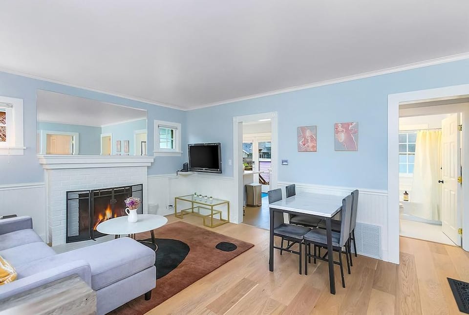 Skyline Blue House in Greenwood Hotel in Phinney Ridge