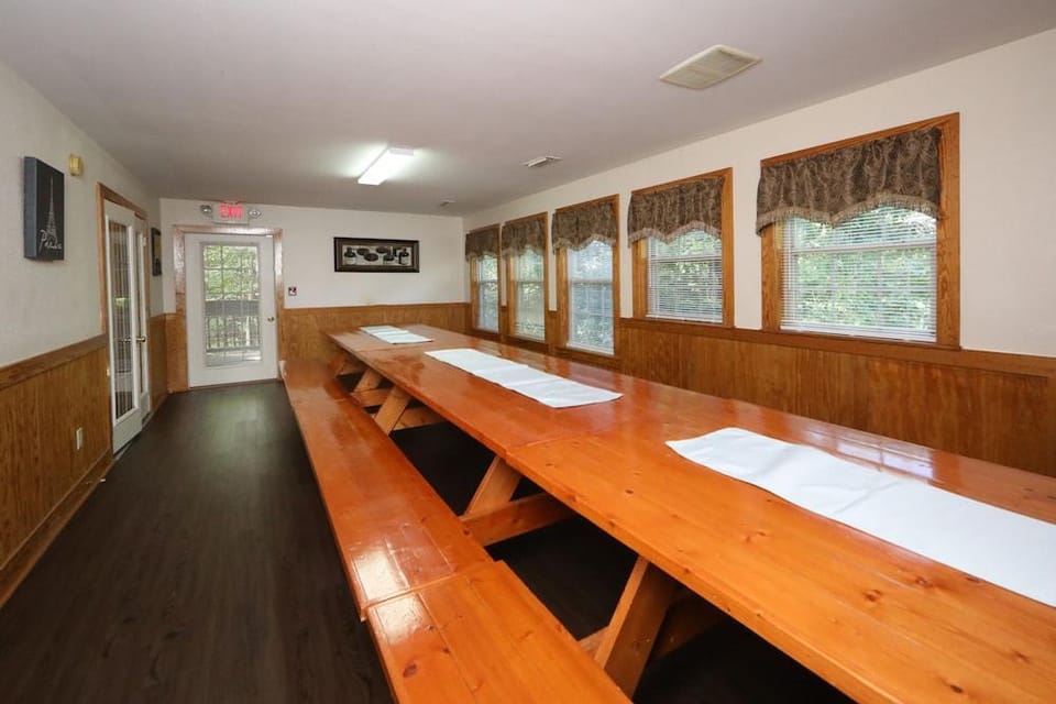Oak Tree Lodge 3 - Fifteen Bedroom Chalet Lodge Hotel in Pigeon Forge