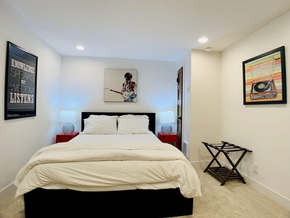 Phinneywood Basement Hideaway - Zoo meets Lake Hotel in Phinney Ridge
