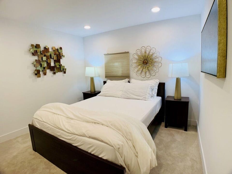 Phinneywood Basement Hideaway - Zoo meets Lake Hotel in Phinney Ridge