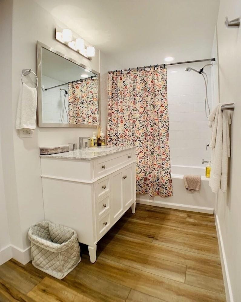 Phinneywood Basement Hideaway - Zoo meets Lake Hotel in Phinney Ridge