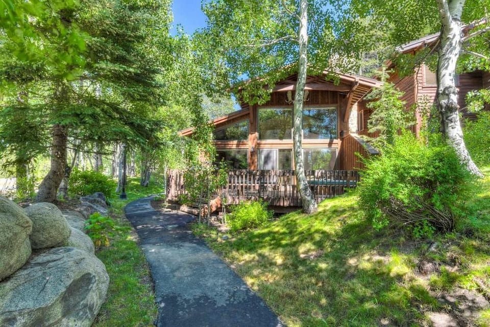 Ridge Court Barrel Relax in Private Hot Tub Hotel in Palisades Tahoe (Olympic Valley)