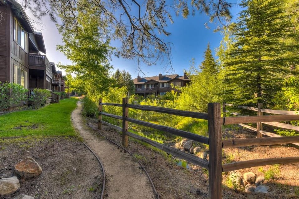 Alpine Way Lake & Sugar Bowl Resort Hotel in Truckee