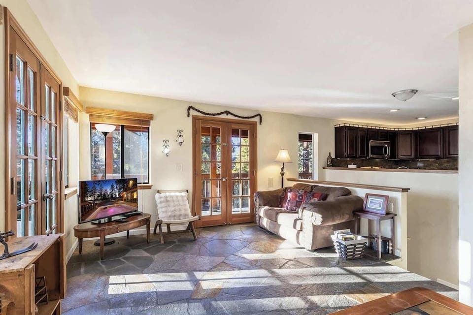 Mountainside Overlook Lake Views & Hot Tub Hotel in Kings Beach
