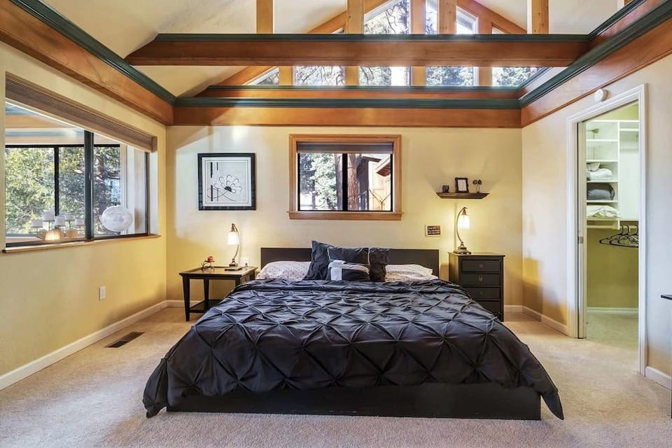 Mountainside Overlook Lake Views & Hot Tub Hotel in Kings Beach