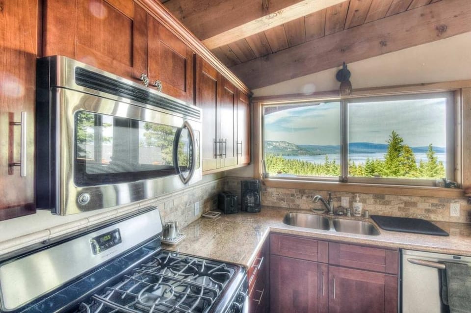 Chamberland Getaway Lake Views w/ Deck! Hotel in Homewood