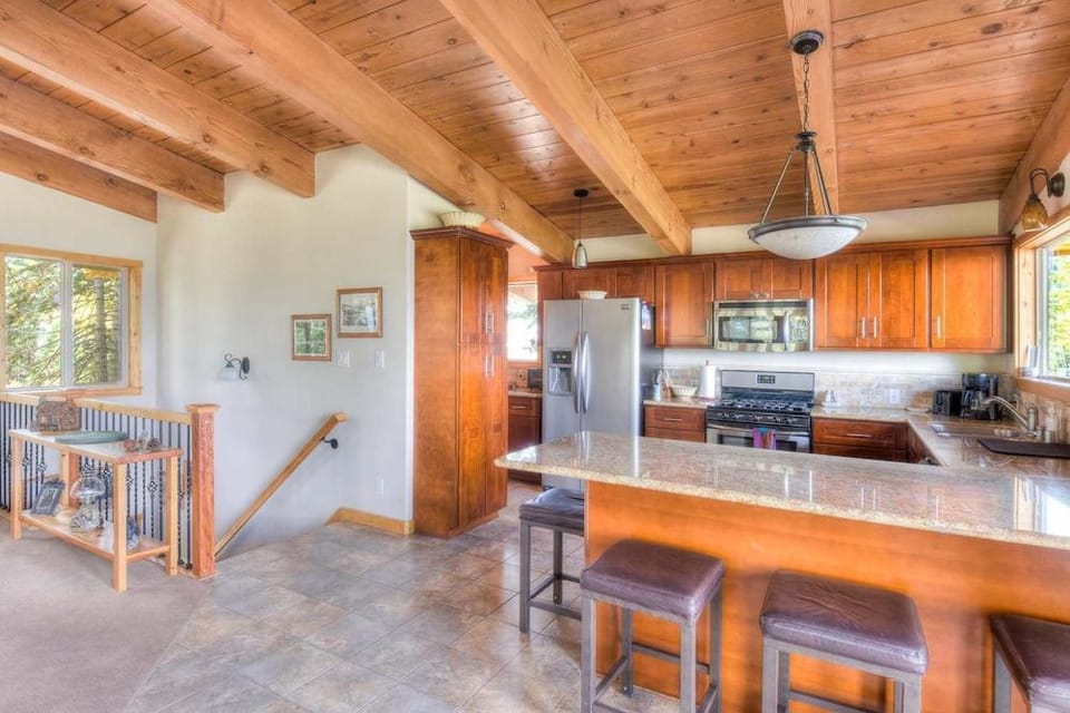 Chamberland Getaway Lake Views w/ Deck! Hotel in Homewood