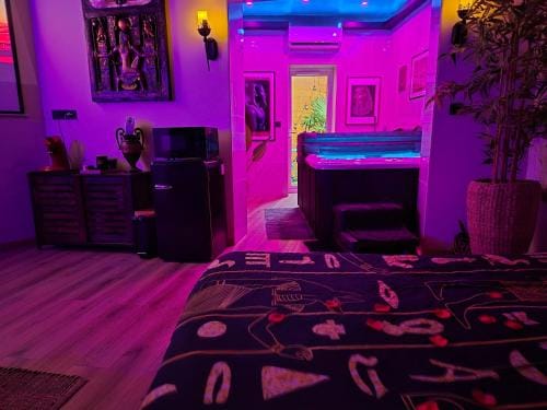 Chambre SPA Toutankhamon Hotel in Hauts-de-France
