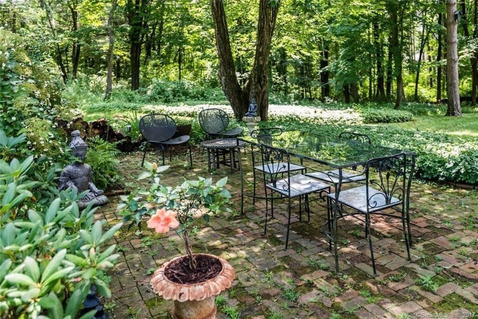 Las Flores Villa Hotel in Lake Waramaug