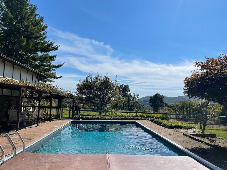 Las Flores Villa Hotel in Lake Waramaug