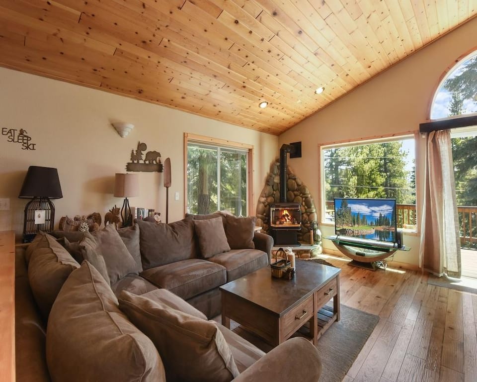 Lux Leisure Game Room & More! Hotel in Truckee