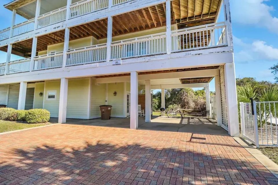 Sea Breeze Manor Hotel in Florida
