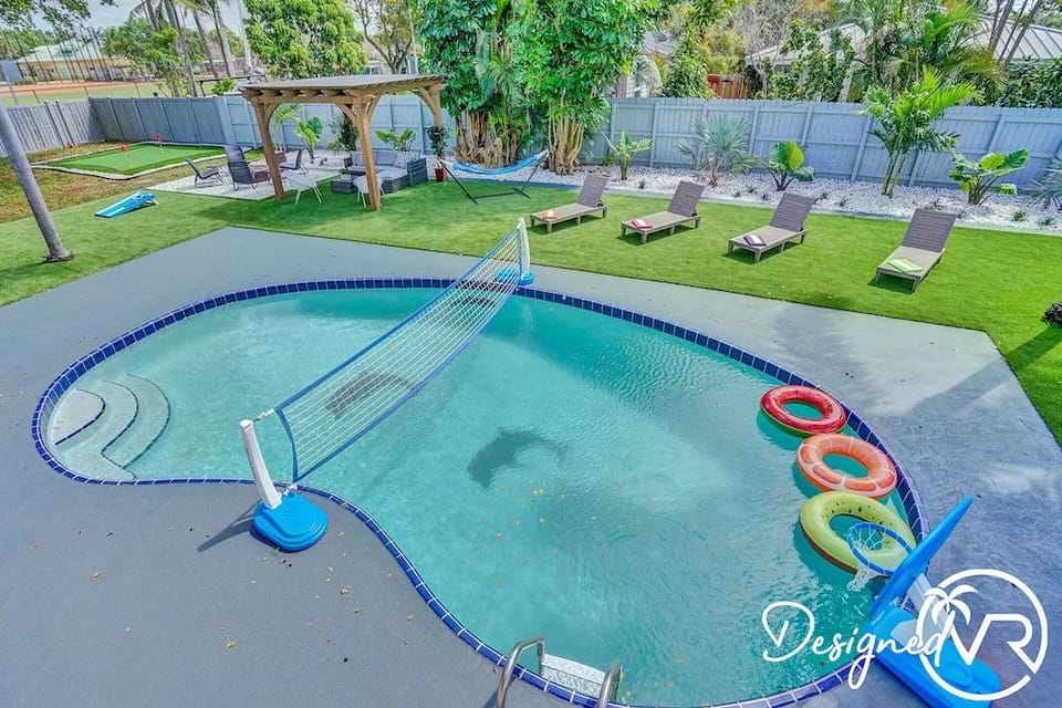 8BR Family Resort with Pool & Playground Hotel in Pompano Beach