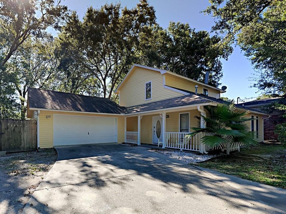 The Yellow House Hotel in Gulf Breeze