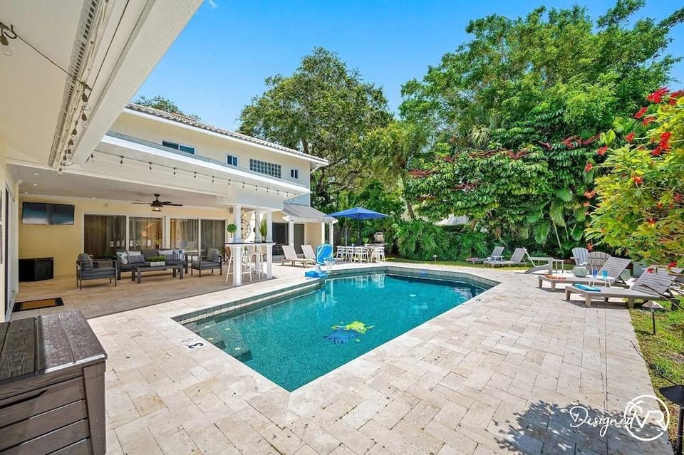 8BR Villa with Heated Pool Near Beach Hotel in Largo