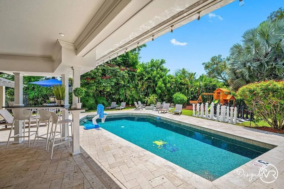 8BR Villa with Heated Pool Near Beach Hotel in Largo