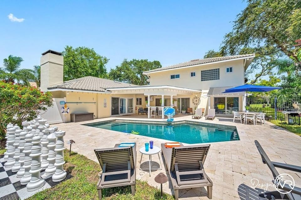 8BR Villa with Heated Pool Near Beach Hotel in Largo