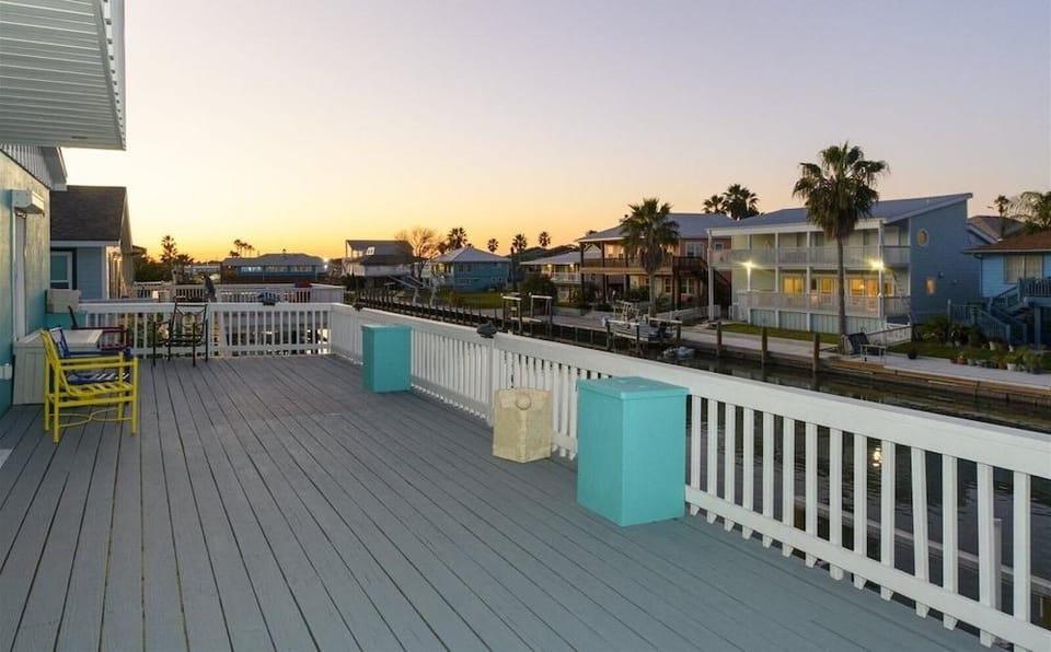 Dolphin Paradise Hotel in City-By-The Sea