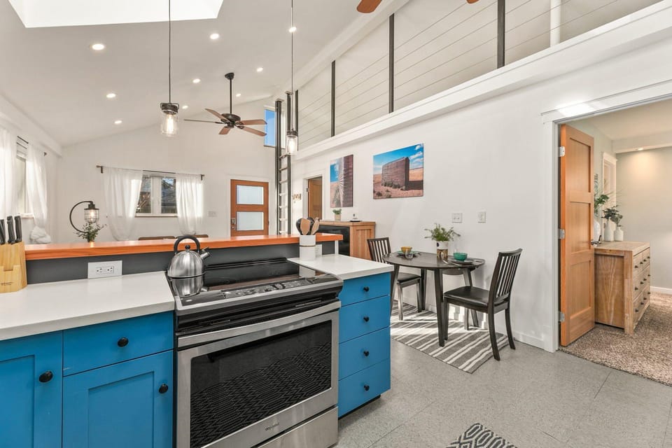Vibrant Downtown Bungalow – Walk Everywhere! Hotel in Fort Collins