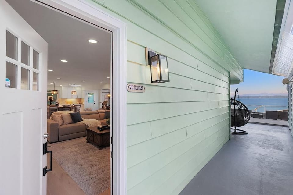 Views Seclusion & Cozy Island Comfort Hotel in Camano Island