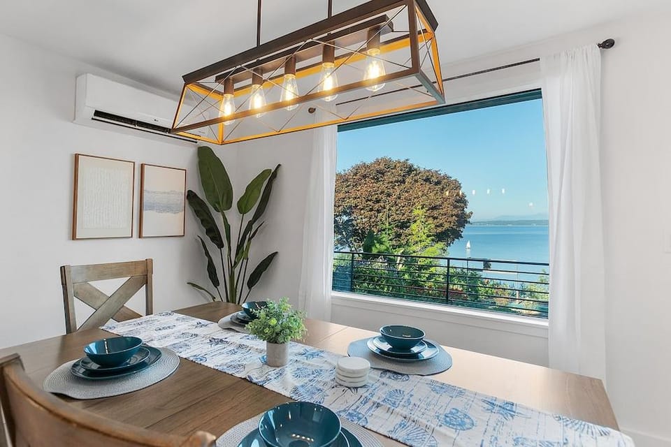 Views Seclusion & Cozy Island Comfort Hotel in Camano Island