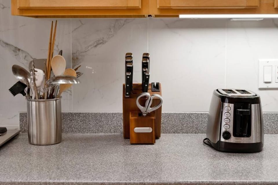 Stunning 2 Bedroom 1 Bath Home near BART Hotel in Daly City