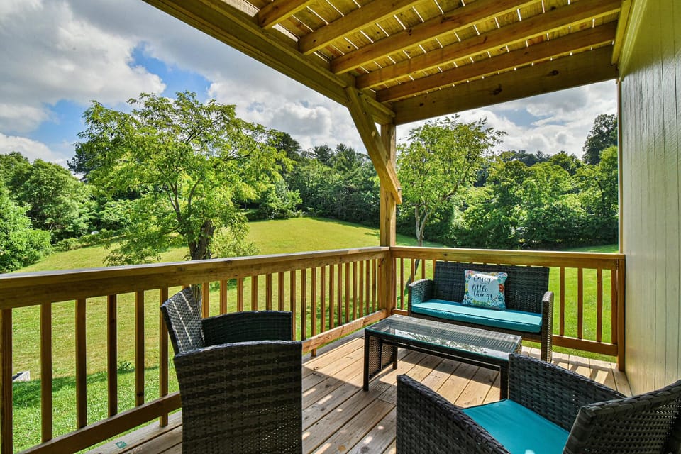 Aiken Rd - 6 BR - hot tub and game room Hotel in Buncombe County