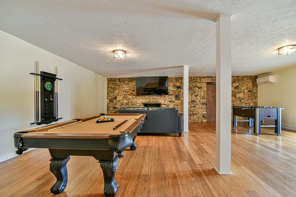 Aiken Rd - 6 BR - hot tub and game room Hotel in Buncombe County