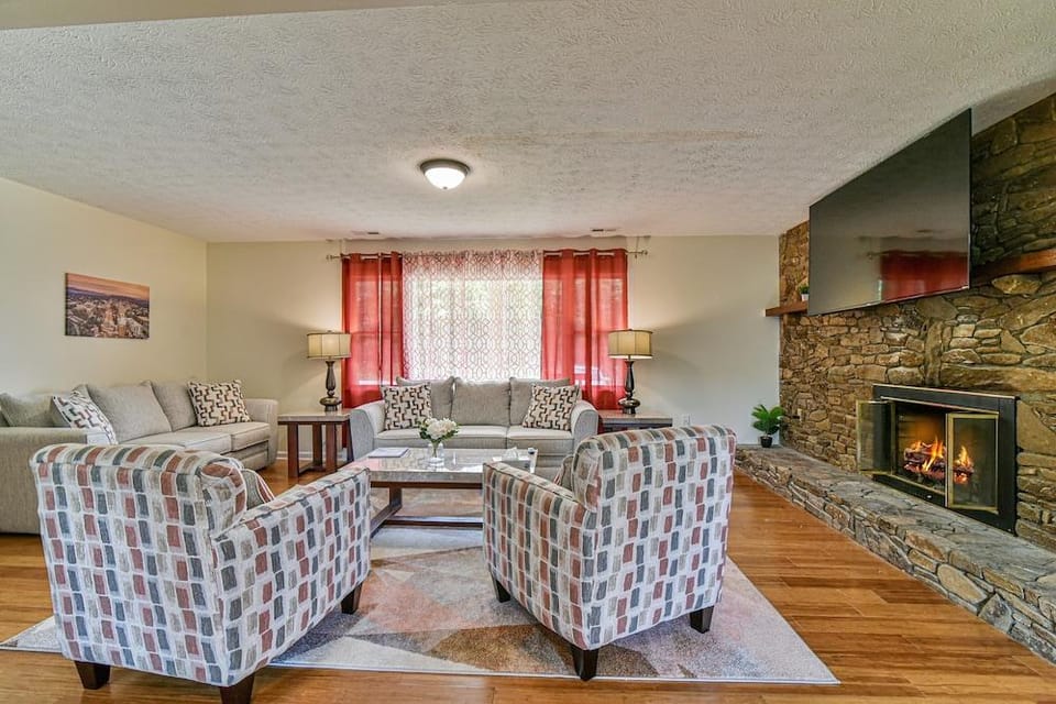 Aiken Rd - 6 BR - hot tub and game room Hotel in Buncombe County